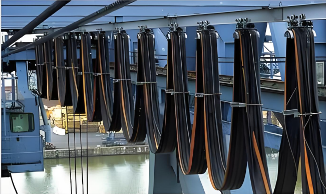 Festoon cable system for industrial cranes and material-handling equipment نظام كابلات اكليل للرافعات الصناعية ومعدات مناولة المواد